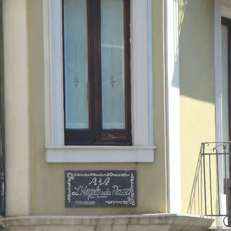 L'angolo Sulla Piazza Bed and breakfast 3*